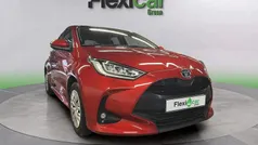 Rojo Usado 2023 Toyota Yaris Hybrid Active Berlina | 16.990 € (Super precio)