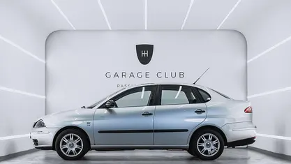 Usado Seat Cordoba Sport 101 CV (74 kW) 2007 Gris / plata Berlina