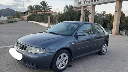 Usado Audi A3 Ambiente 131 CV (96 kW) 2001 Gris Utilitario