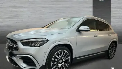 Usado Mercedes GLA200 AMG line 150 CV (110 kW) 2025 Gris / plateado SUV