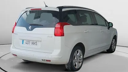 Usado Peugeot 5008 Allure 150 CV (110 kW) 2011 Blanco Monovolumen