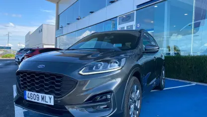 Usado Ford Kuga ST-Line 225 CV (165 kW) 2023 Gris SUV