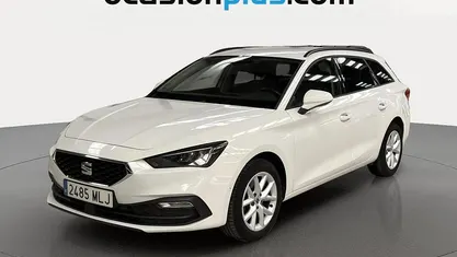 Usado Seat Leon Style 130 CV (95 kW) 2023 Blanco Monovolumen