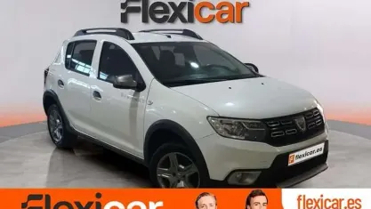 Usado Dacia Sandero Comfort 90 CV (66 kW) 2019 Blanco Utilitario