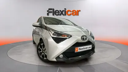 Usado Toyota Aygo X-play 72 CV (52 kW) 2019 Gris Utilitario