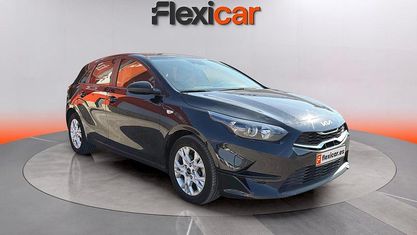 Usado Kia Ceed 136 CV (100 kW) 2023 Negro Utilitario