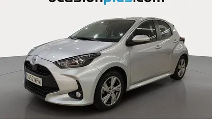Gris Usado 2024 Toyota Yaris Hybrid Active Utilitario | 16.500 € (Buen precio)