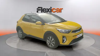 Usado Kia Stonic 101 CV (74 kW) 2022 Amarillo SUV