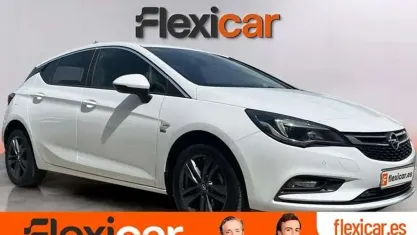 Usado Opel Astra Dynamic 110 CV (80 kW) 2019 Blanco Utilitario