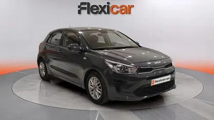 Usado Kia Rio 84 CV (61 kW) 2022 Gris Utilitario