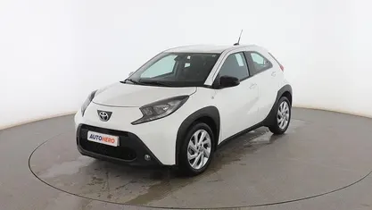 Usado Toyota Aygo X Play 72 CV (52 kW) 2022 Blanco SUV