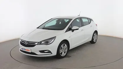 Używany Opel Astra Selective 125 KM (91 kW) 2017 Biały Sedan/Limuzyna