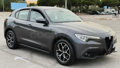 Usado Alfa Romeo Stelvio Sprint 190 CV (139 kW) 2021 Gris / plata SUV