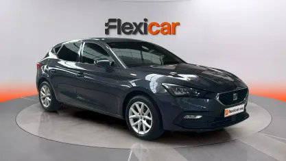 Usado Seat Leon Style 131 CV (96 kW) 2021 Gris Berlina