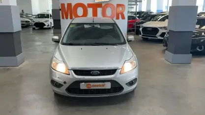 Usado Ford Focus Ghia 109 CV (80 kW) 2011 Gris Utilitario