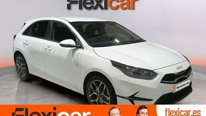 Używany Kia Ceed 120 KM (88 kW) 2024 Biały Hatchback