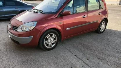 Usado Renault Scénic Dynamique 120 CV (88 kW) 2003 Rojo Monovolumen