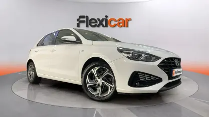 Usado Hyundai i30 120 CV (88 kW) 2021 Blanco Berlina