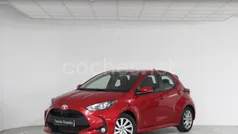 Rojo Usado 2024 Toyota Yaris Hybrid Active Berlina | 20.690 € (Precio justo)