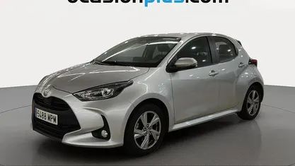Gris Usado 2024 Toyota Yaris Hybrid Active Utilitario | 17.228 € (Buen precio)