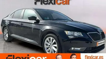 Usado Skoda Superb Active 150 CV (110 kW) 2018 Negro Familiar