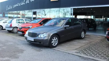 Usado Mercedes C220 143 CV (105 kW) 2003 Gris Berlina