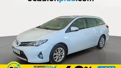 Usado Toyota Auris Active 132 CV (97 kW) 2014 Blanco Familiar