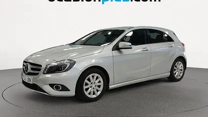 Usado Mercedes A180 Style 109 CV (80 kW) 2013 Gris plata Utilitario
