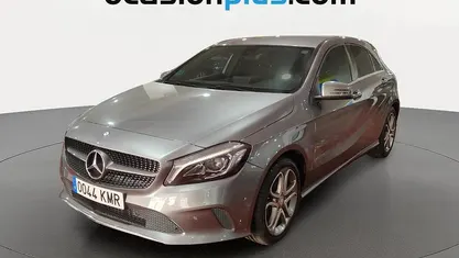 Usado Mercedes A180 109 CV (80 kW) 2017 Gris Utilitario