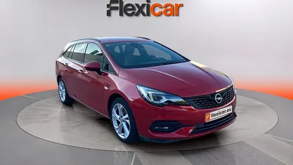 Usado Opel Astra Edition 110 CV (80 kW) 2020 Rojo Familiar