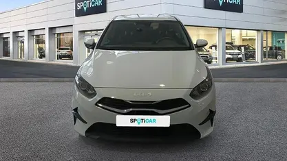 Begagnad Kia Ceed 100 HK (73 kW) 2025 Vit Halvkombi