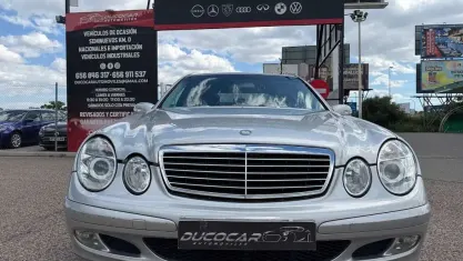 Usado Mercedes E200 Classic 122 CV (89 kW) 2003 Gris Berlina