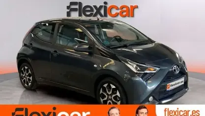 Usado Toyota Aygo X-play 72 CV (52 kW) 2021 Beige Utilitario