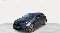 Gris Usado 2024 Toyota Yaris Hybrid Active Berlina | 20.990 € (Precio justo)
