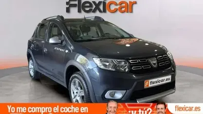 Usado Dacia Sandero Comfort 90 CV (66 kW) 2019 Gris Utilitario