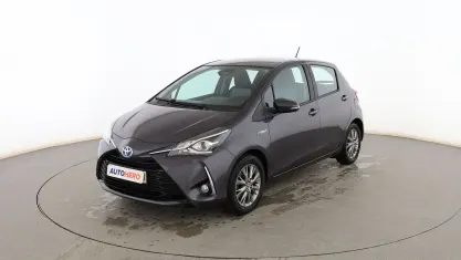 Usado Toyota Yaris Hybrid Active 101 CV (74 kW) 2019 Gris Berlina