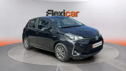 Usado Toyota Yaris Hybrid Active 100 CV (73 kW) 2019 Negro Berlina