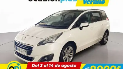 Usado Peugeot 5008 Allure 120 CV (88 kW) 2016 Blanco Monovolumen