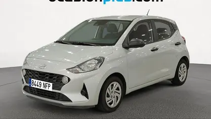 Usado Hyundai i10 67 CV (49 kW) 2022 Gris plata Utilitario
