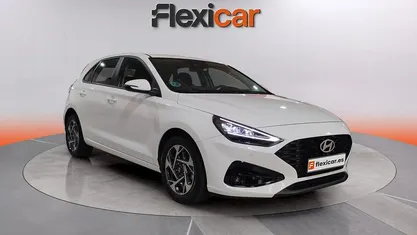 Usado Hyundai i30 121 CV (88 kW) 2024 Blanco Berlina