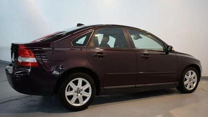 Second-hand Volvo S40 Momentum 136 CP (100 kW) 2005 Roșu Berlinǎ