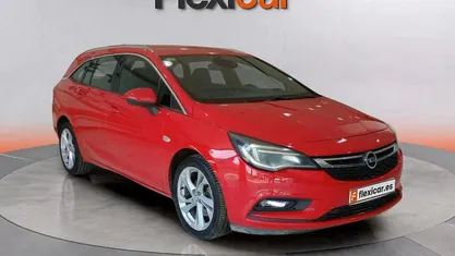 Usado Opel Astra Business 110 CV (80 kW) 2016 Rojo Familiar