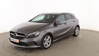 Usado Mercedes A180 Urban 110 CV (80 kW) 2017 Gris Utilitario