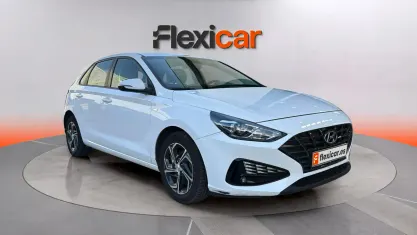 Usado Hyundai i30 120 CV (88 kW) 2021 Blanco Berlina