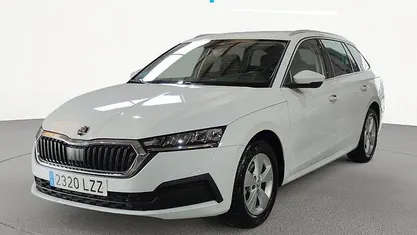 Usado Skoda Octavia Ambition 110 CV (80 kW) 2022 Blanco Familiar