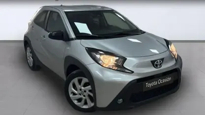 Usado Toyota Aygo X Play 72 CV (52 kW) 2024 Gris SUV