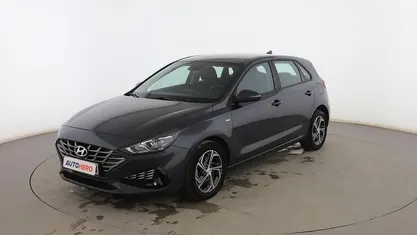 Usado Hyundai i30 120 CV (88 kW) 2022 Gris Berlina
