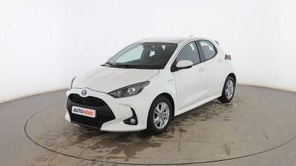 Usado Toyota Yaris Hybrid Active 120 CV (88 kW) 2021 Blanco Berlina
