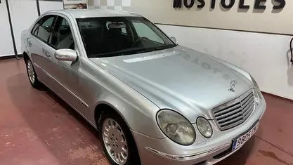 Usado Mercedes E320 Elegance 204 CV (150 kW) 2003 Gris / plata Berlina