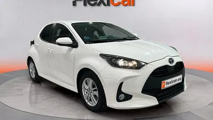 Usado Toyota Yaris Hybrid Business Edition 116 CV (85 kW) 2022 Blanco Berlina